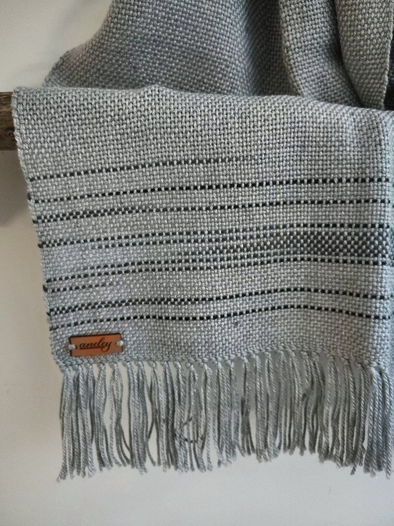 Pashmina tejida en telar Malalhue en colores grises